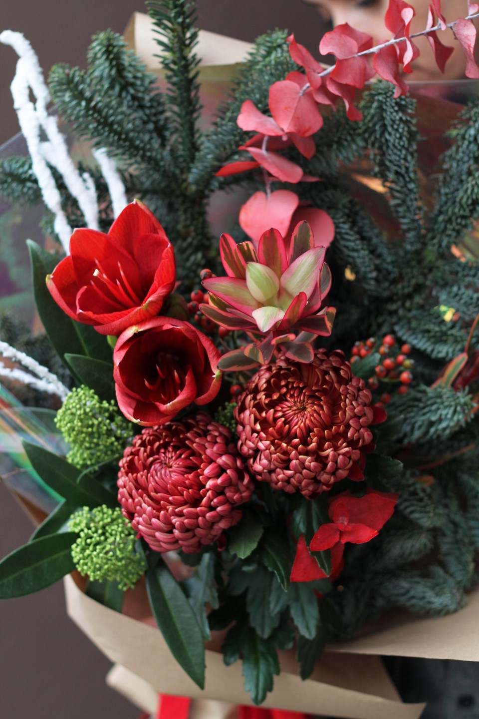 Новогодний букет Рождественские радости - с добавлением зелени