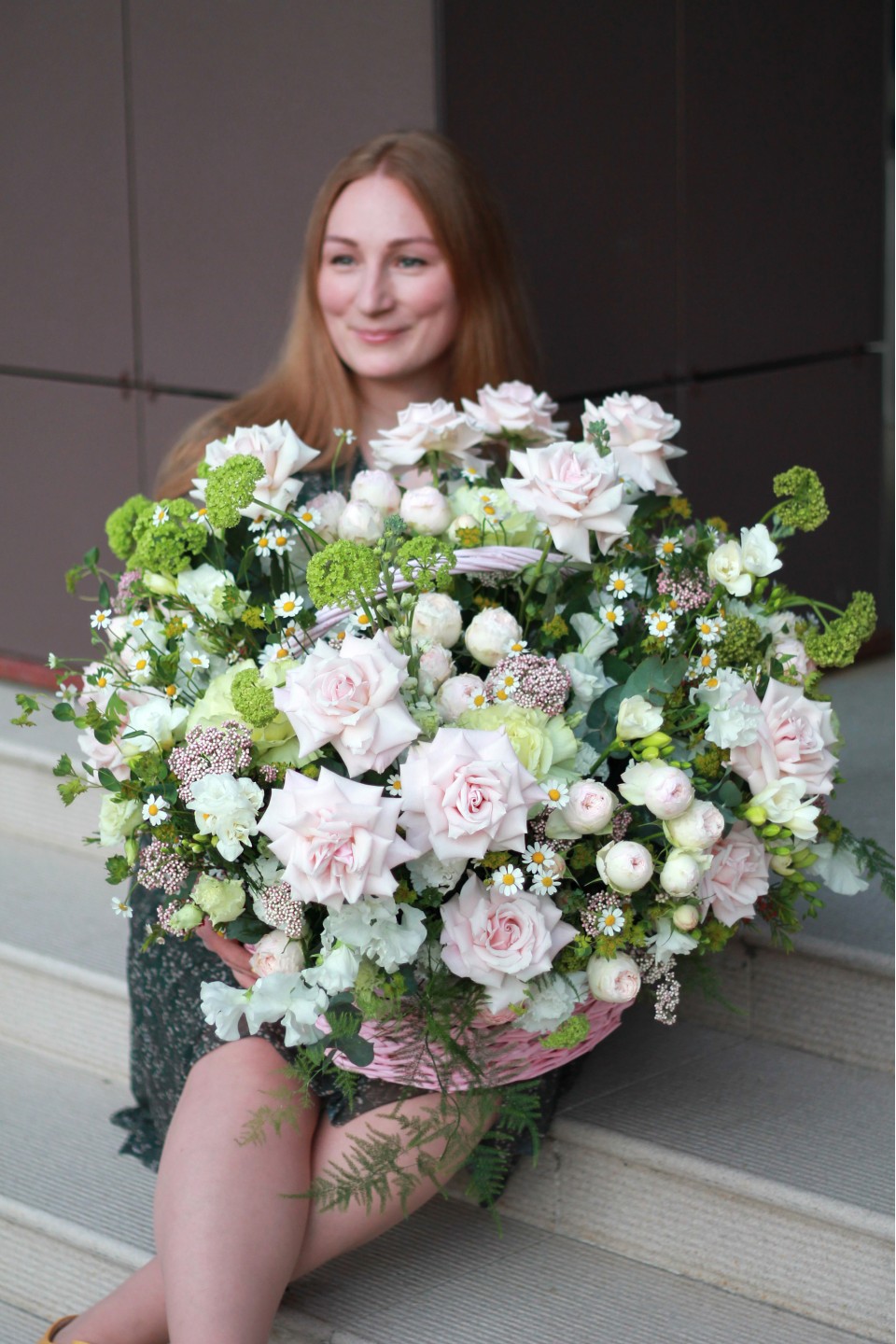 Корзина цветов Mélodie dAmour - быстрая доставка в Минске