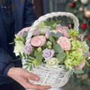Корзина цветов Воздушный поцелуй - с добавлением зелени - миниатюра 