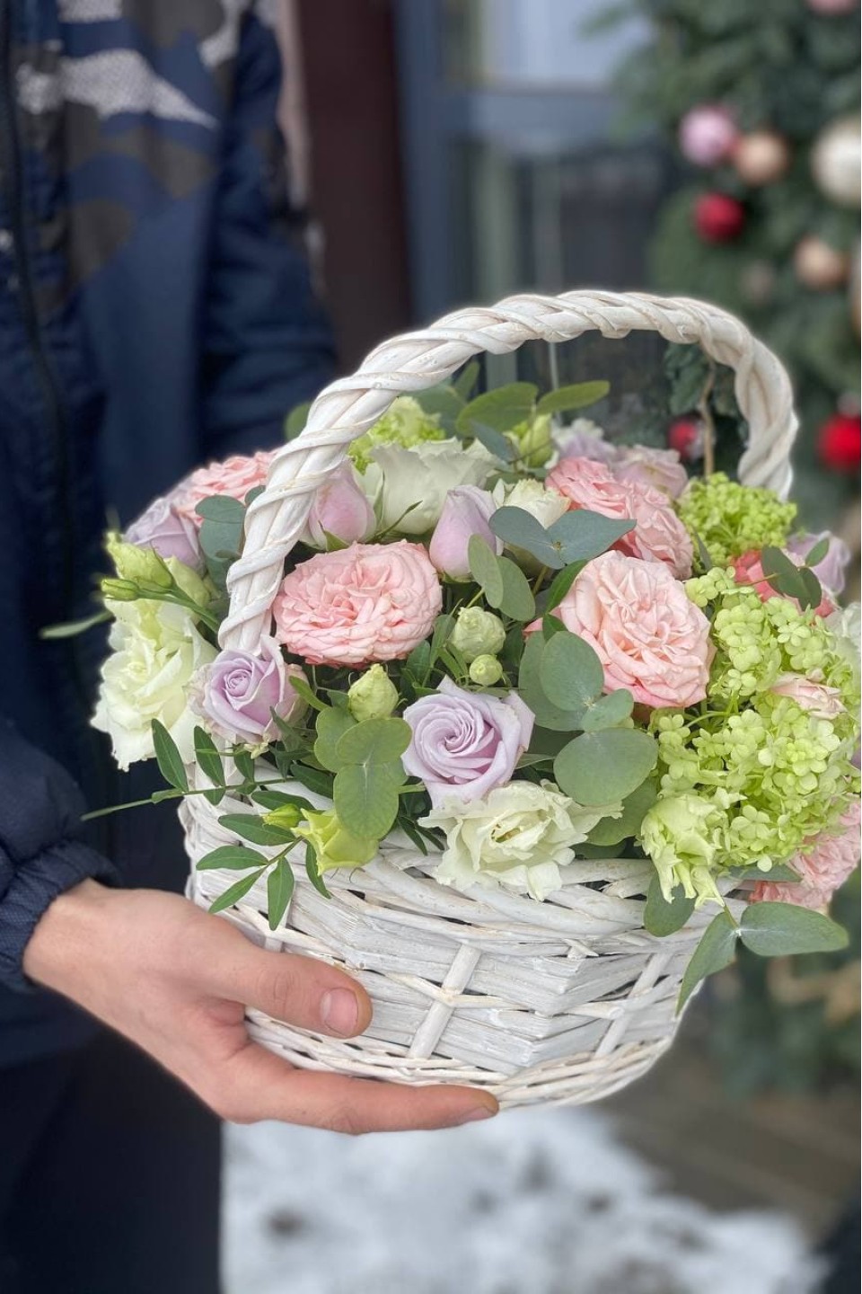 Корзина цветов Воздушный поцелуй - с добавлением зелени