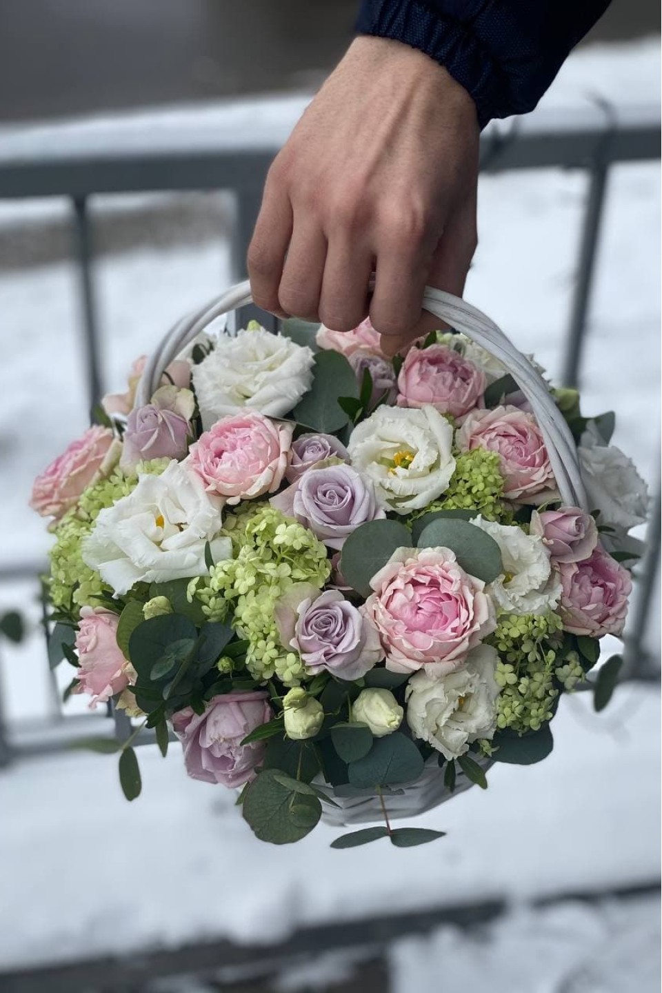 Корзина цветов Воздушный поцелуй - подарочное оформление