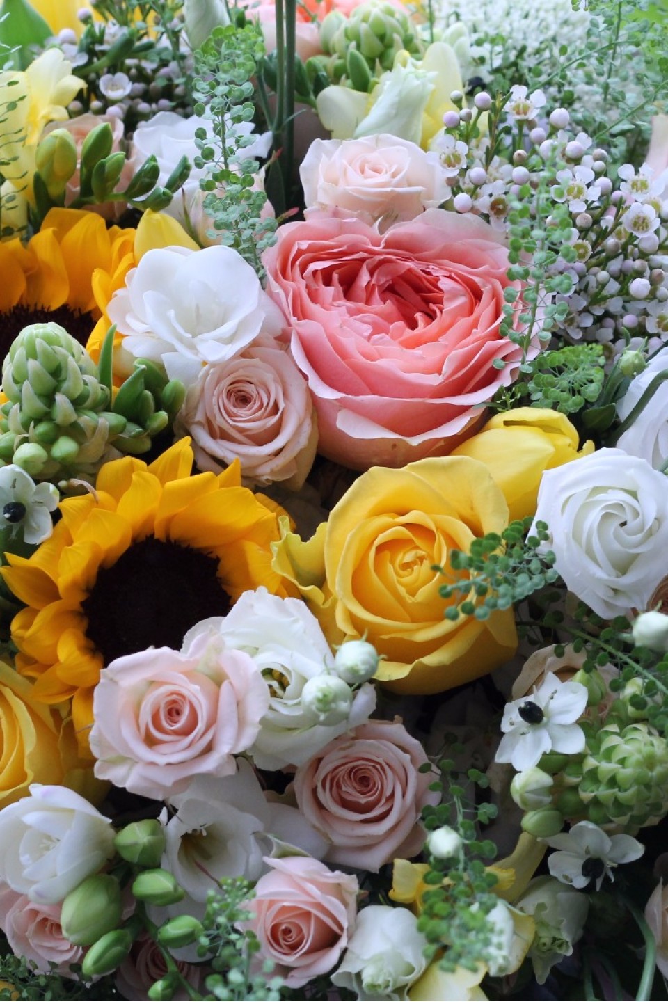 Букет Фейерверк нежности - с добавлением зелени