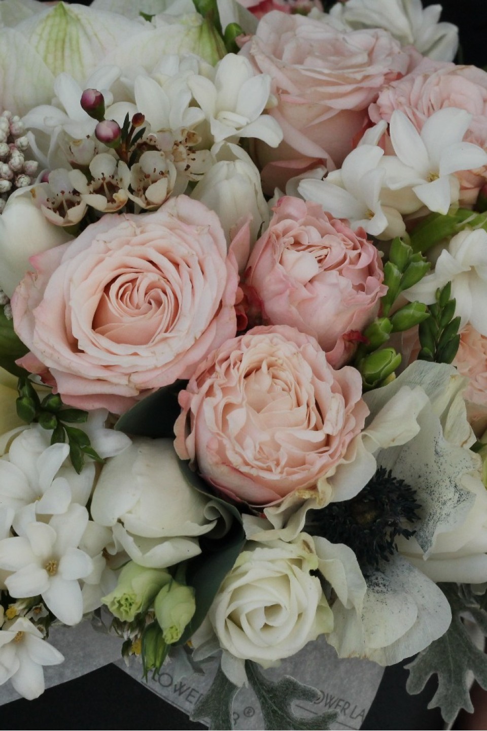 Цветы в коробке Калла и гиацинт - с добавлением зелени