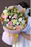 Букет с эустомой и гвоздиками  "Юная Леди"