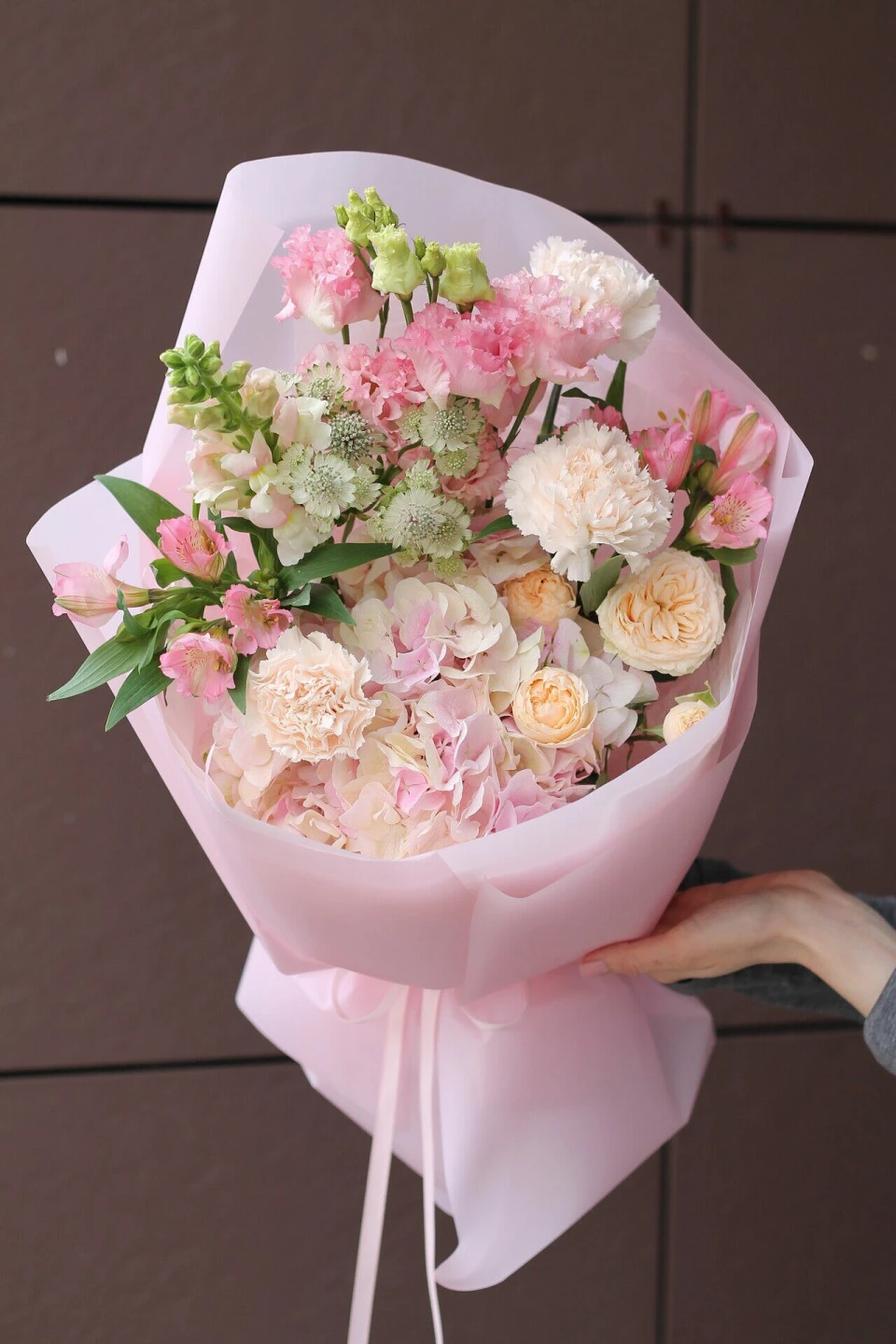 Букет с гортензией и эустомами Грейс Келли - с добавлением зелени