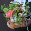 Корзинка с пионовидными розами Пикник - миниатюра