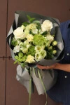 Букет с белыми розами "Фисташковый пломбир"