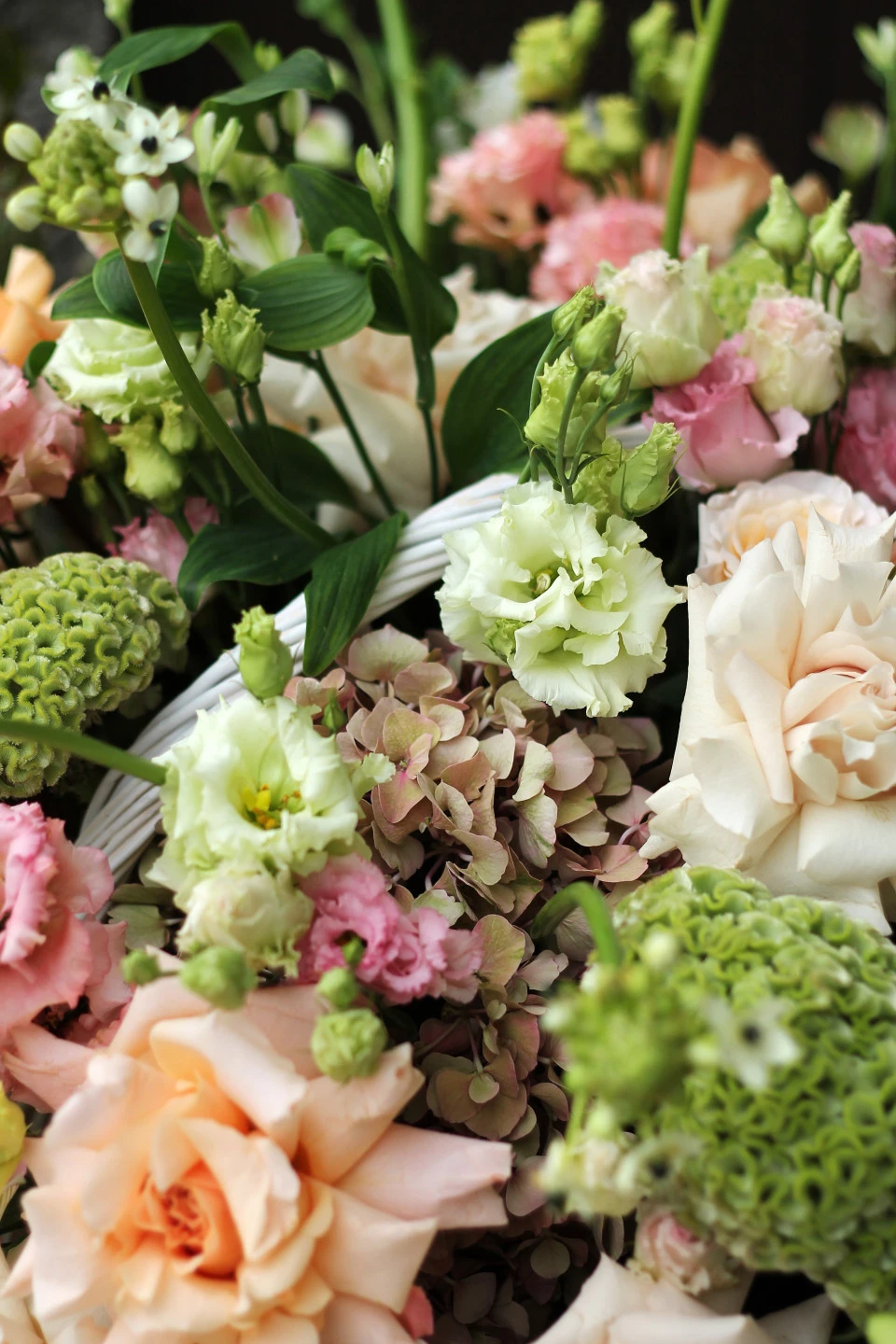 Композиция с французскими розами Цветущий оазис - быстрая доставка в Минске
