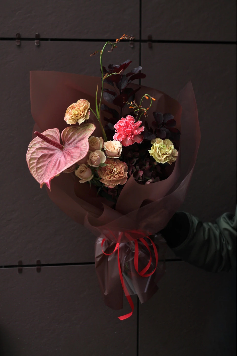 Букет с антуриумом и гортензией Багровый закат