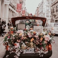 Цветочный букет в машинке