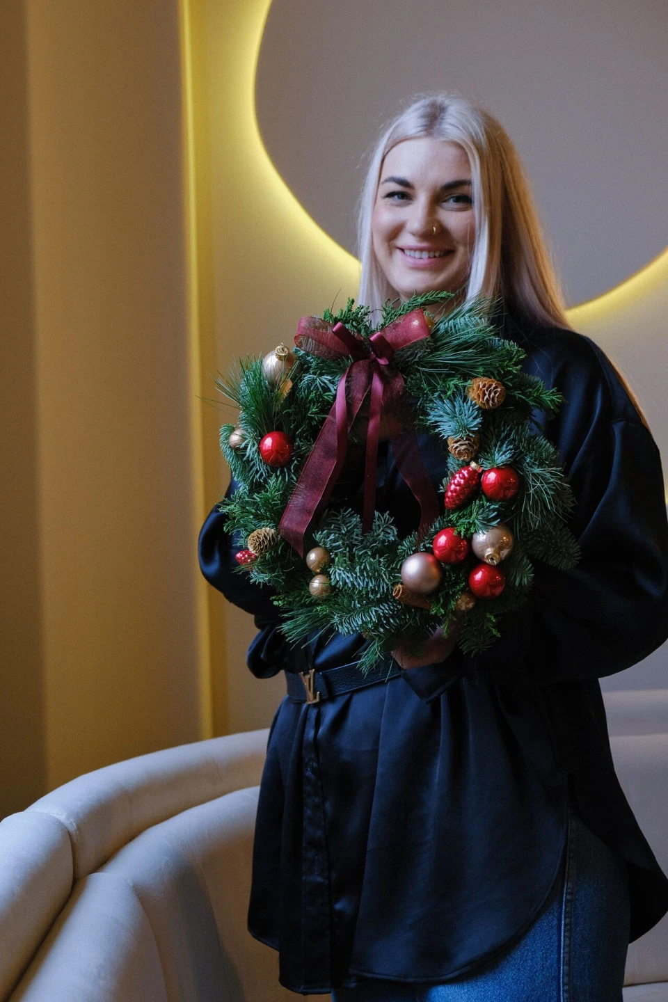 Венок новогодний Карусель - с добавлением зелени