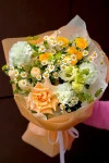 Букет с желтой кустовой розой "Ромашковая аллея"