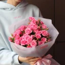 Букет из кустовых роз Мафин - с добавлением зелени - миниатюра 