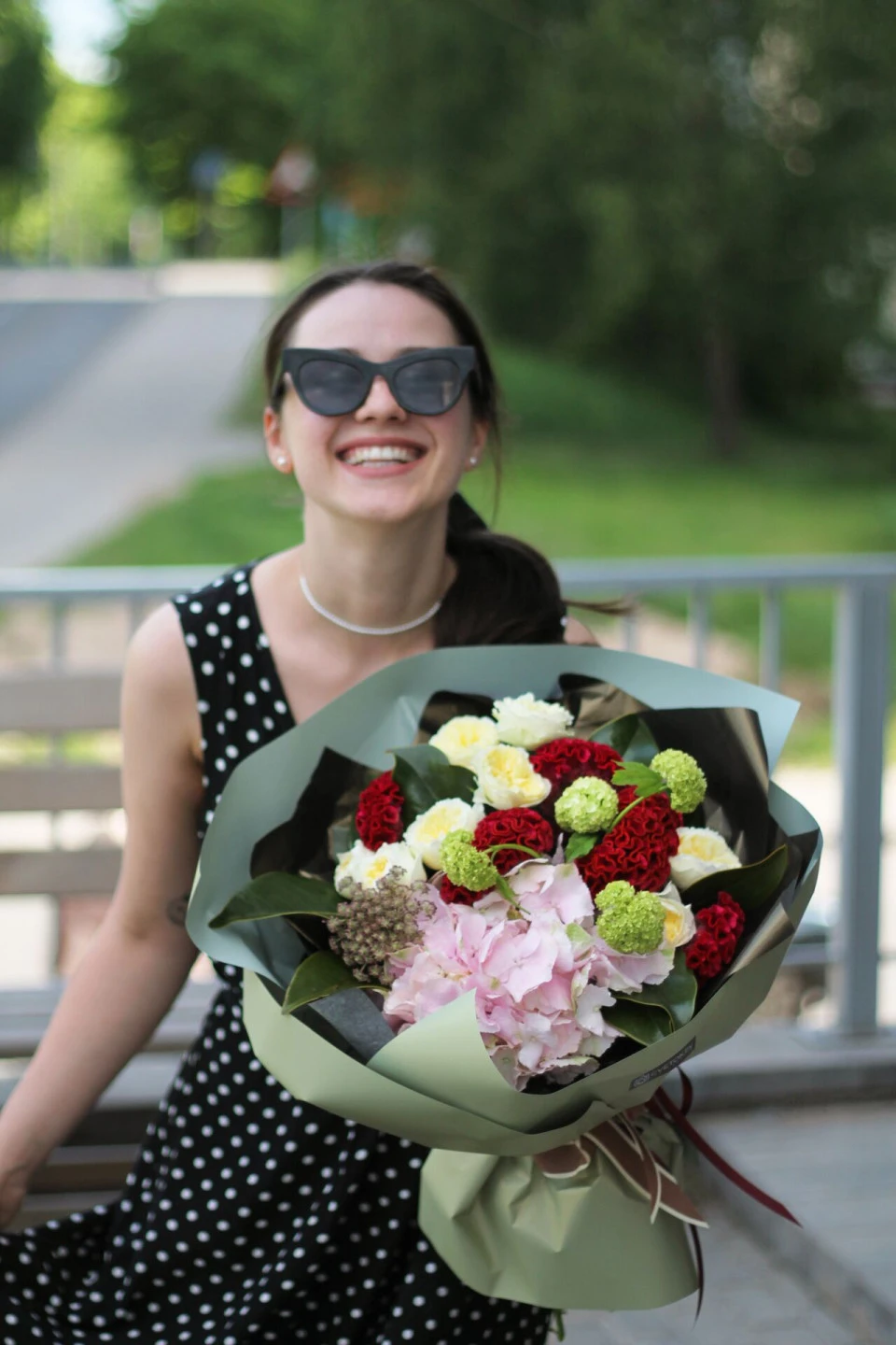 Букет Красные рыбки - с добавлением зелени