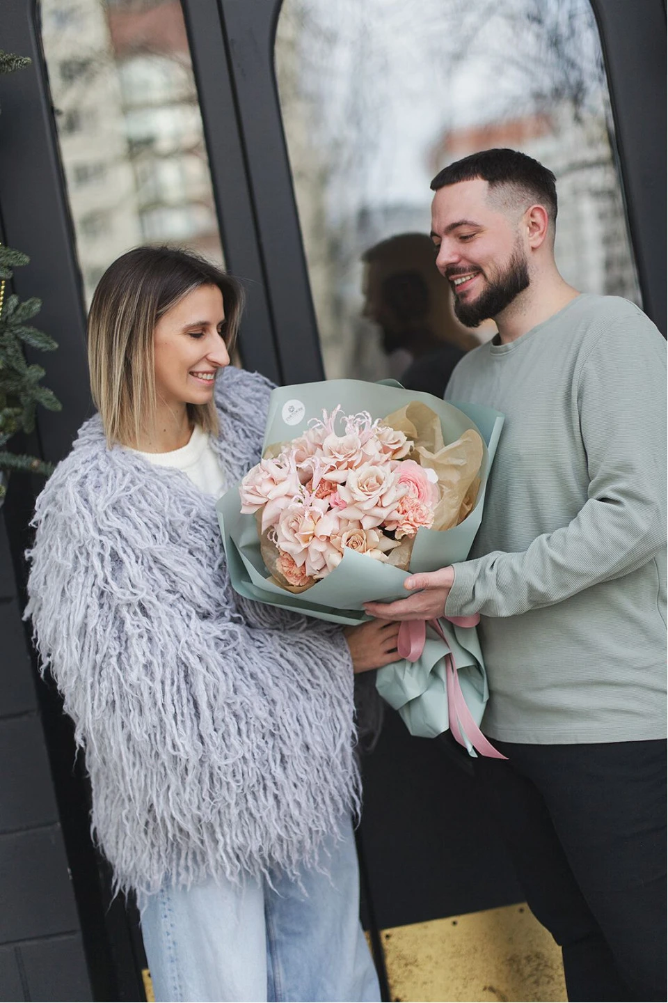 Букет с французскими розами Love Is - подарочное оформление