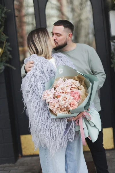 Букет с французскими розами "Love Is"