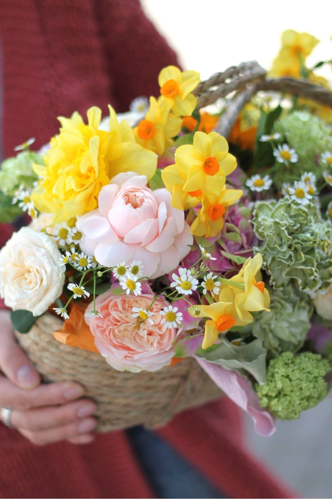 Корзина цветов к международному женскому дню