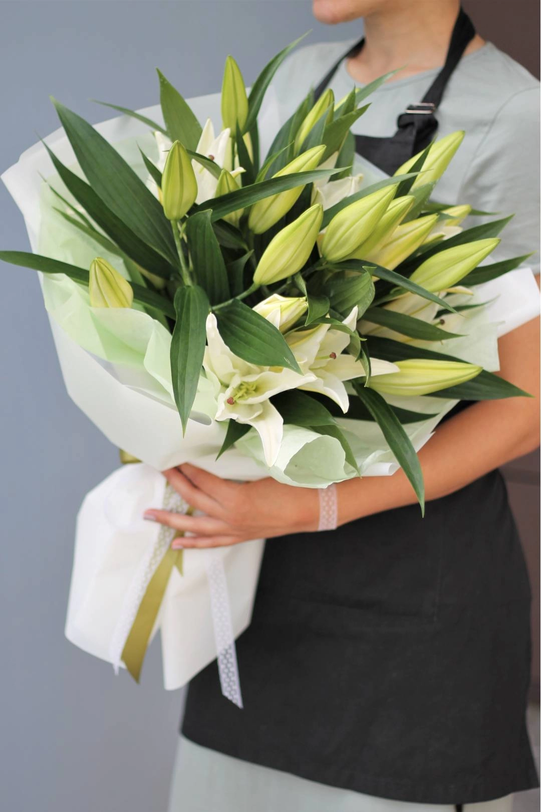 Лилии в подарок к женскому дню