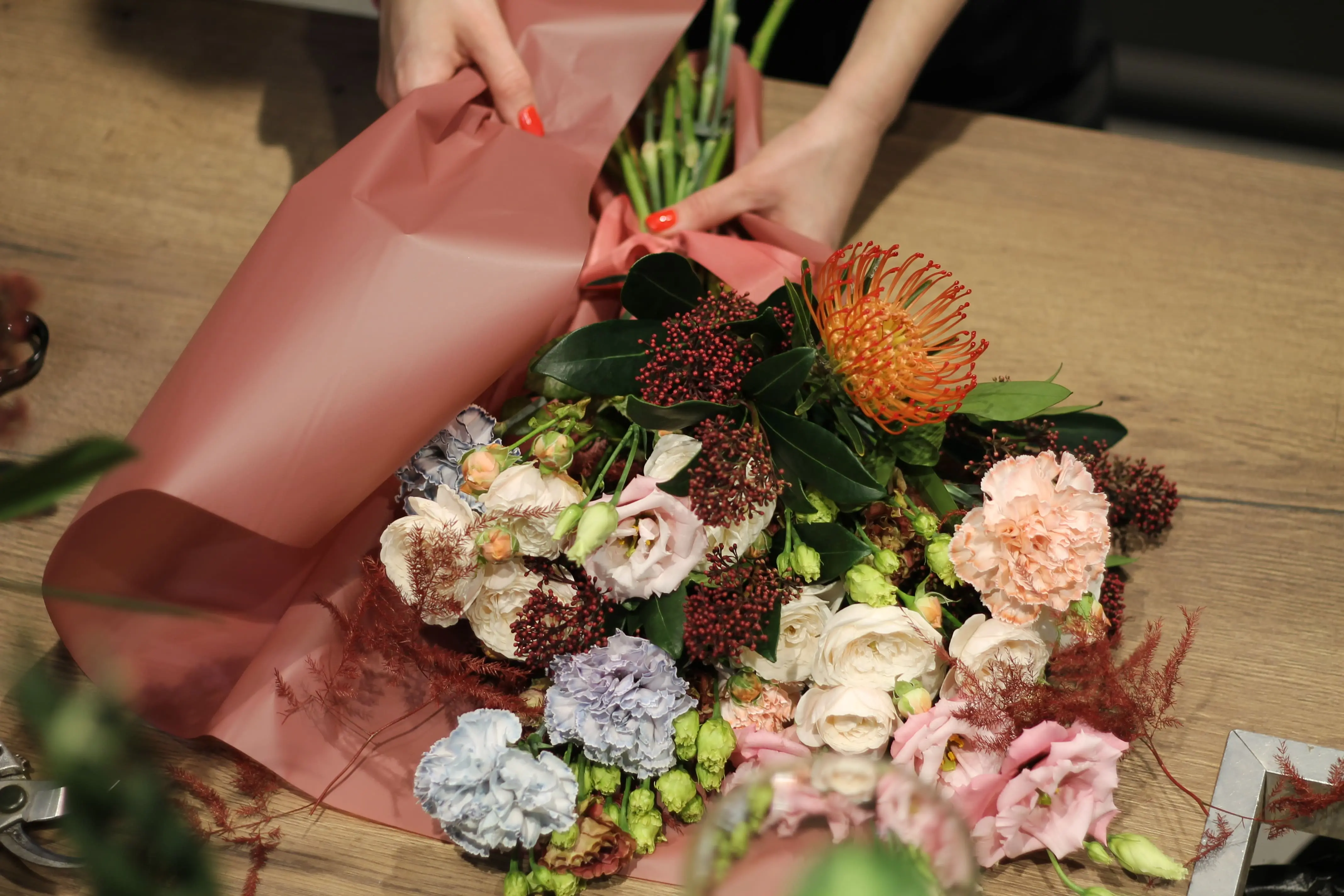 Упаковка цветов перед доставкой