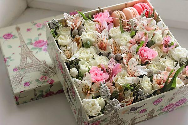 букеты в шляпных коробках